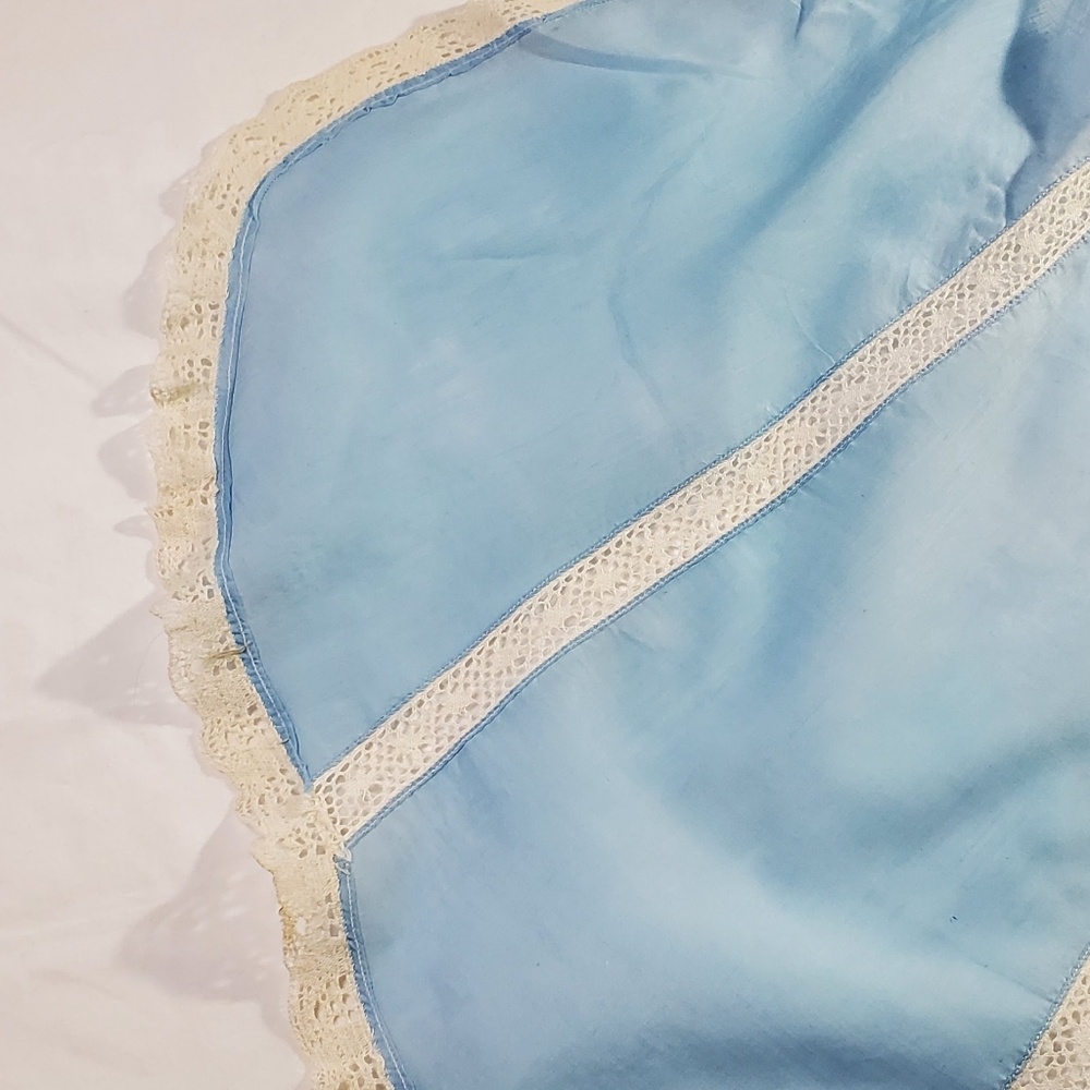Blue Vintage Feminine Apron with White Lace Edging - Picture 6 of 8